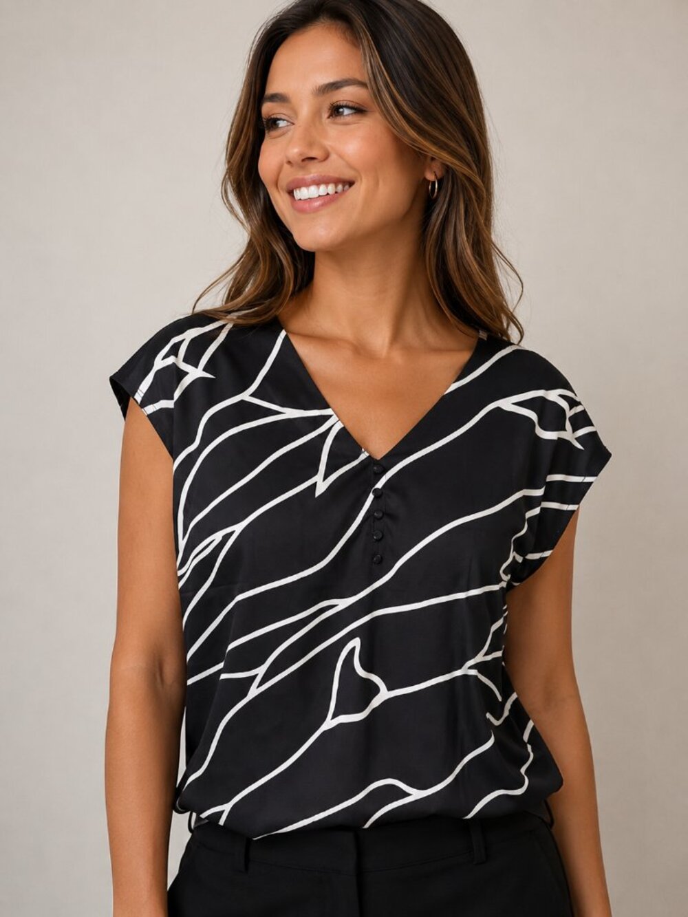 Red David Black White Abstract Print Top Women's Size Small V-Neck Stretch Blous